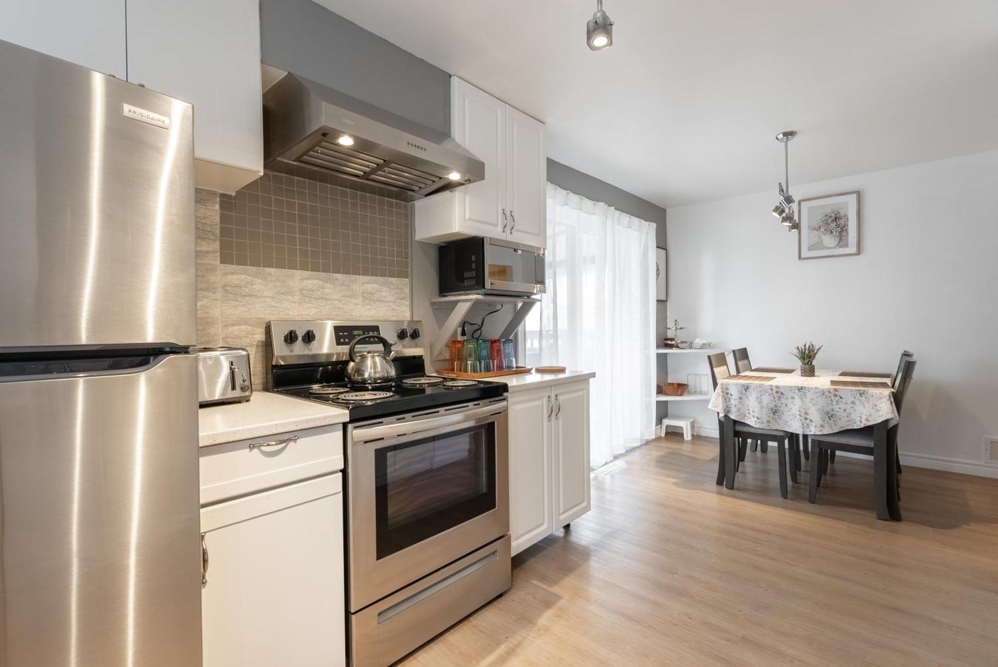 Comfortable Spacious House With Parking Brossard Zewnętrze zdjęcie