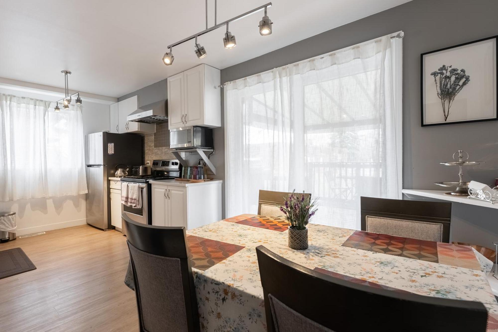 Comfortable Spacious House With Parking Brossard Zewnętrze zdjęcie