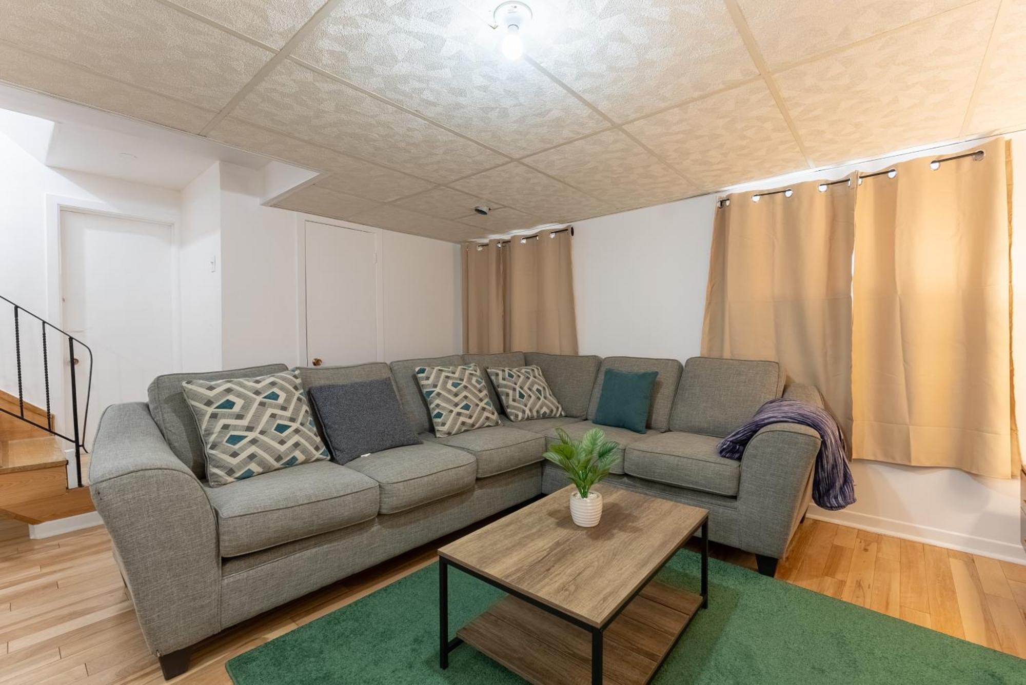 Comfortable Spacious House With Parking Brossard Zewnętrze zdjęcie