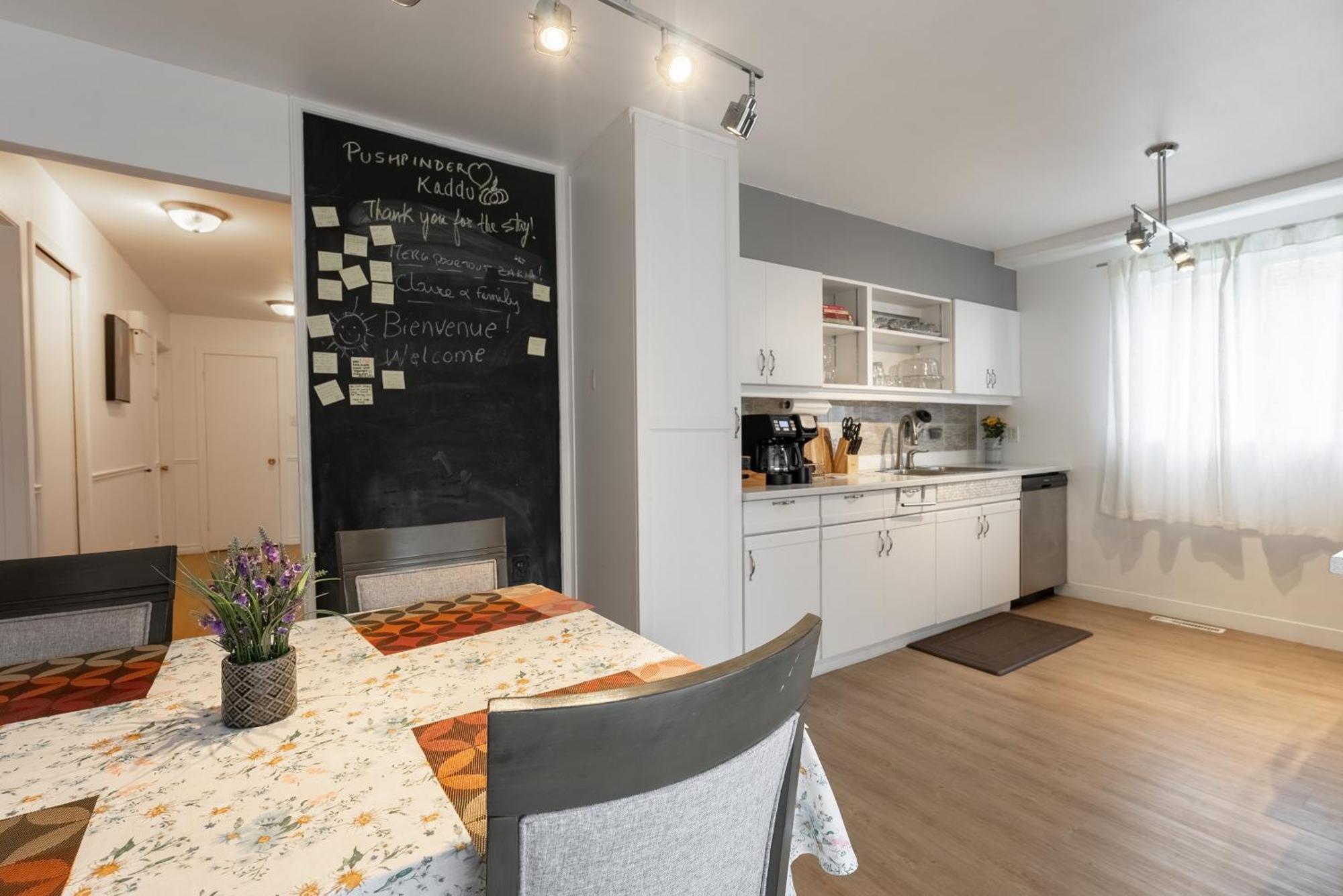 Comfortable Spacious House With Parking Brossard Zewnętrze zdjęcie